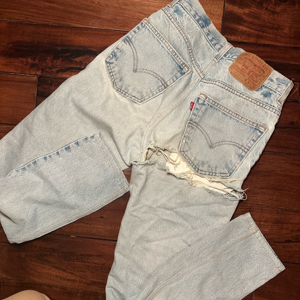 Butt rip levi’s jeans